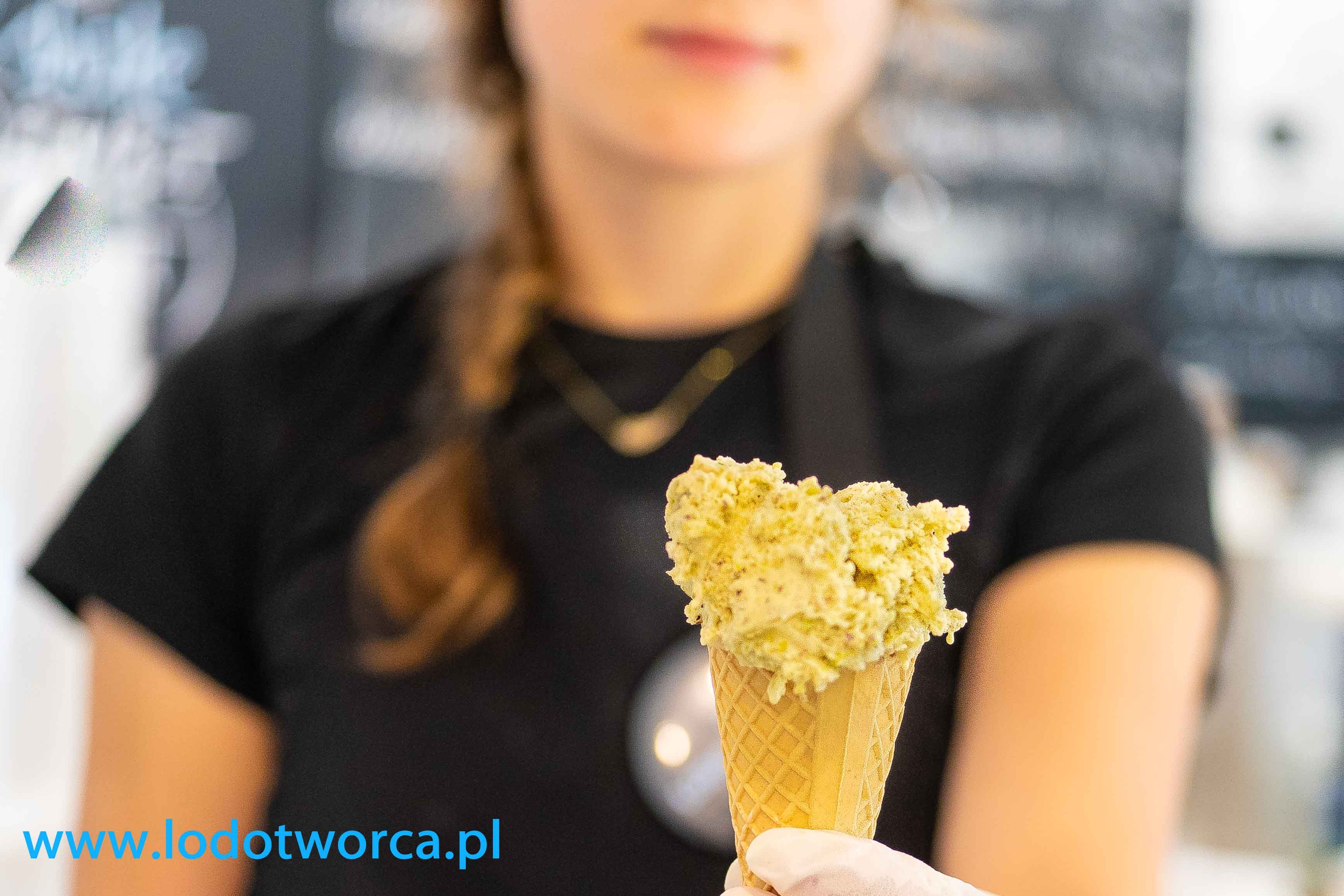 Lody Rzeszów - smak pistacjowy lodziarnia jogurteria kawiarnia shake milkshake mrożonyjogurt lód włoski sorbet kawa cafe rurki z kremem deser lodowy bita śmietana soki frappe posypki polewy.jpg