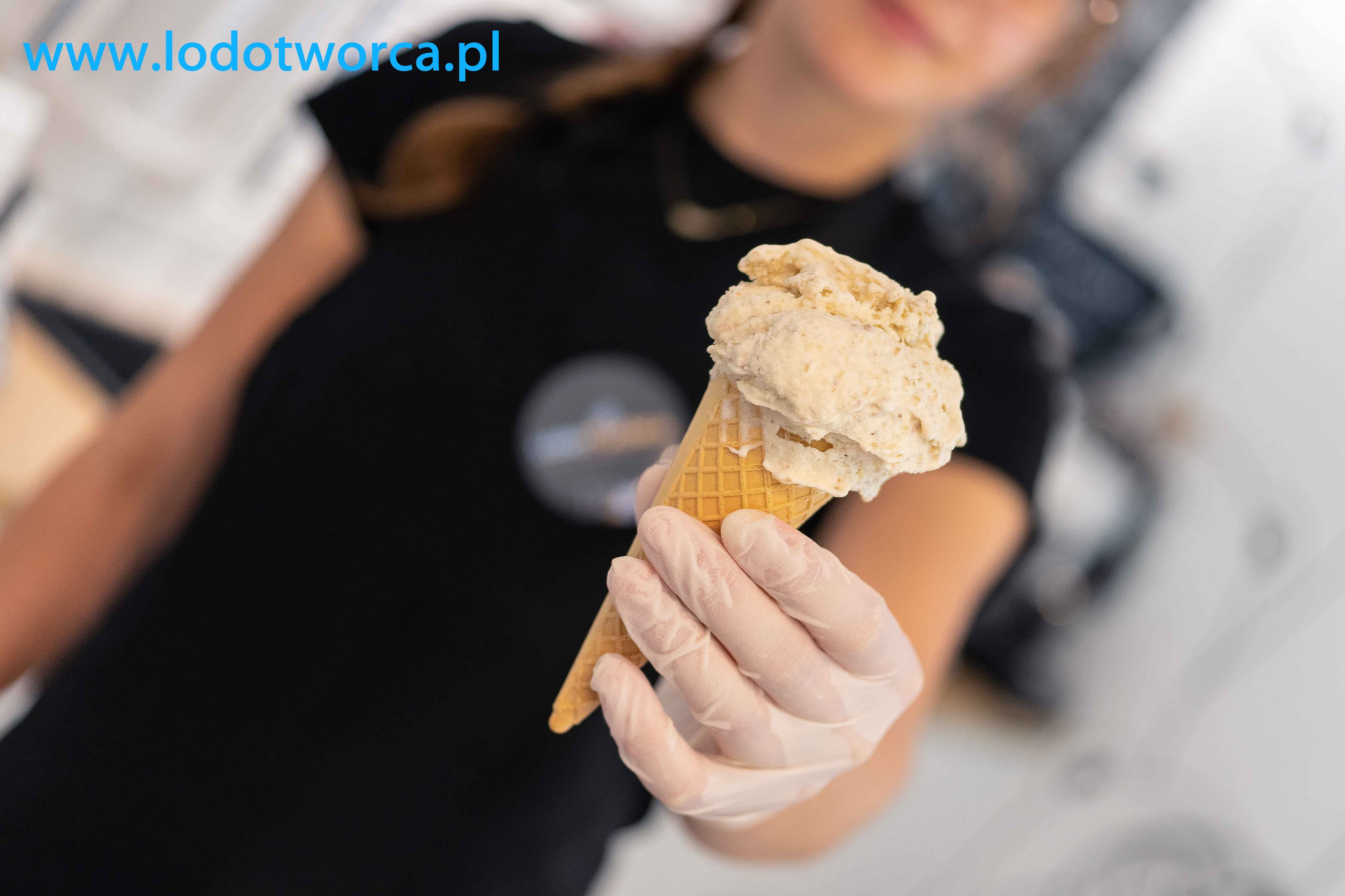 Lody Rzeszów - włoski orzech lodziarnia jogurteria kawiarnia shake milkshake mrożonyjogurt lód włoski sorbet kawa cafe rurki z kremem deser lodowy bita śmietana soki frappe posypki polewy.jpg