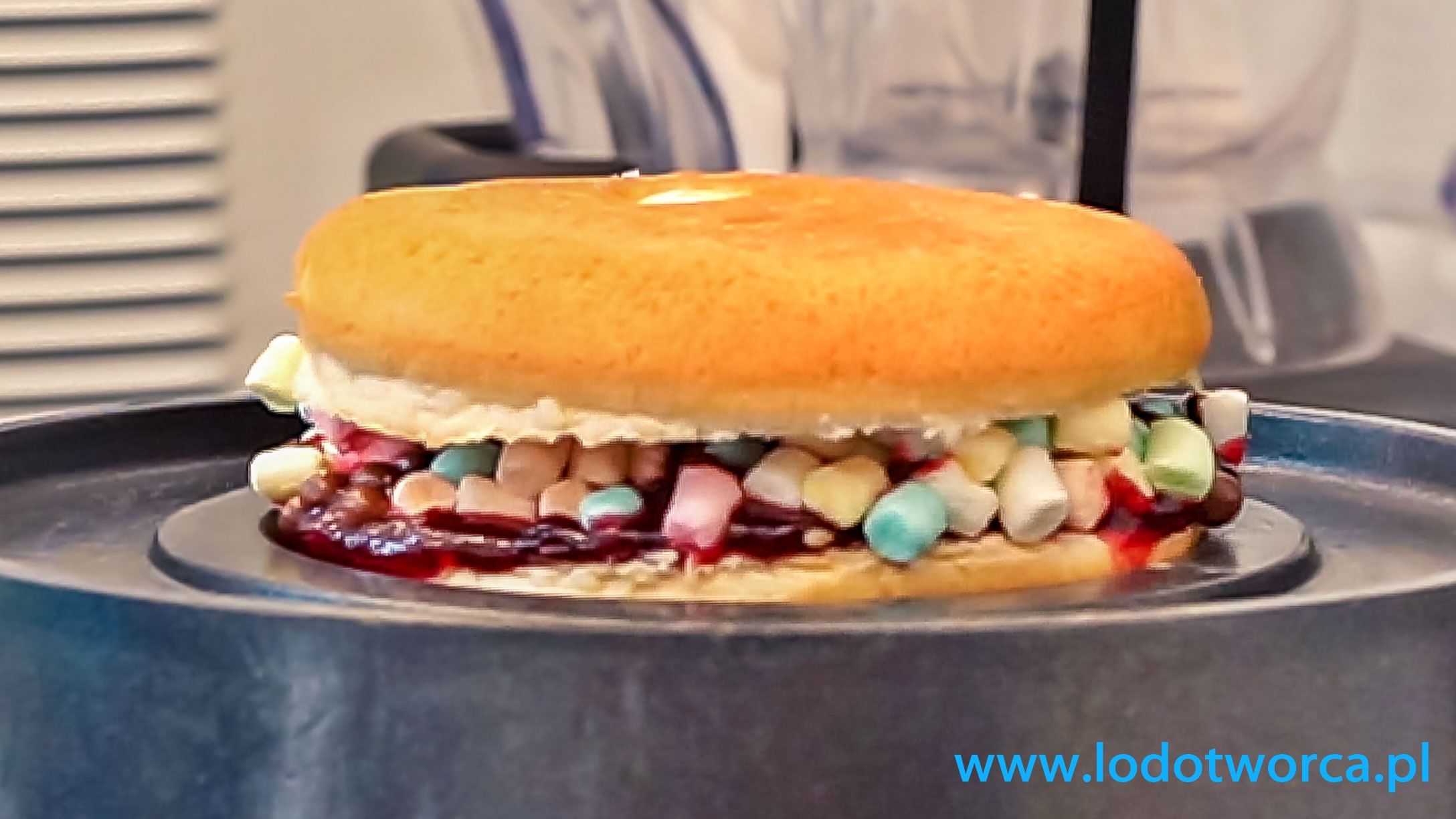 Lody Rzeszów - lodoburger kawiarnia shake milkshake mrożonyjogurt lód włoski sorbet kawa cafe rurki z kremem deser lodowy bita śmietana soki frappe posypki polewy.jpg